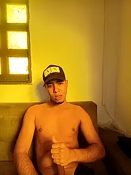 Snapshot of thiiago_05 chatting on October 24, 8:16 pm thiiago 05 online show from October 24, 8:16 pm