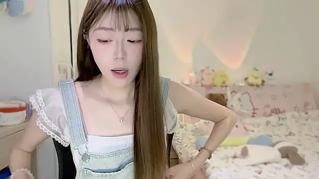 Onecutelittle online show from November 13, 6:01 am