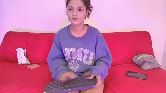 Snapshot of Nikki__uwu chatting on June 7, 8:23 pm Nikki uwu online show from June 7, 8:23 pm