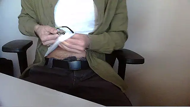 Snapshot of topg84 chatting on May 17, 2:13 pm topg84 online show from May 17, 2:13 pm