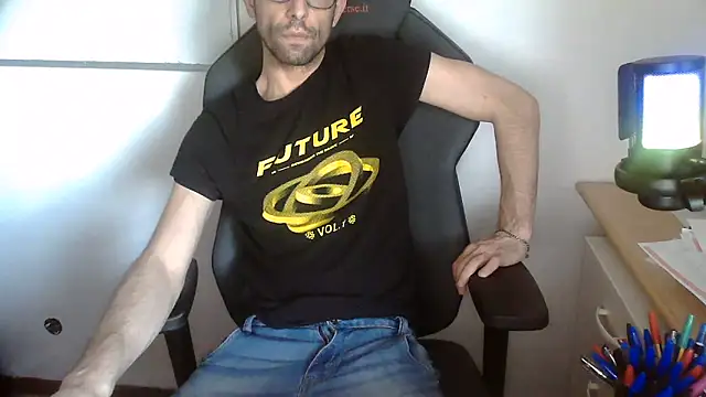 Snapshot of topg84 chatting on May 25, 4:35 pm topg84 online show from May 25, 4:35 pm