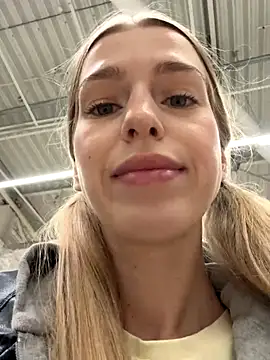 Snapshot of kira_mia chatting on November 26, 3:24 pm kira mia online show from November 26, 3:24 pm