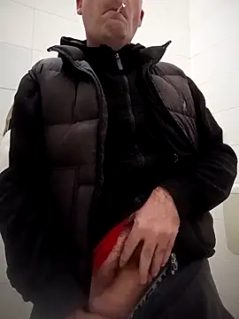 Snapshot of Romaeterna_ chatting on December 18, 8:04 pm Romaeterna online show from December 18, 8:04 pm