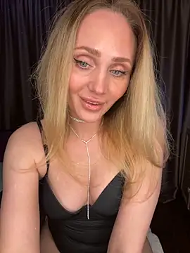 Snapshot of Drink_me_all_up chatting on December 4, 10:18 pm Drink me all up online show from December 4, 10:18 pm