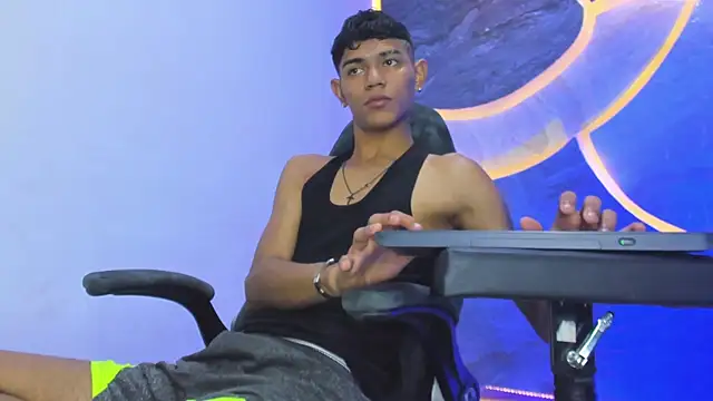 Snapshot of Sex_Boy_33_ chatting on November 25, 5:29 am Sex Boy 33 online show from November 25, 5:29 am