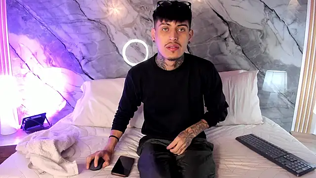 enzorodriguezz online show from November 6, 1:01 pm