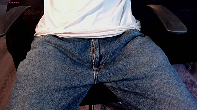 Snapshot of Lil_James chatting on November 19, 8:09 pm Lil James online show from November 19, 8:09 pm