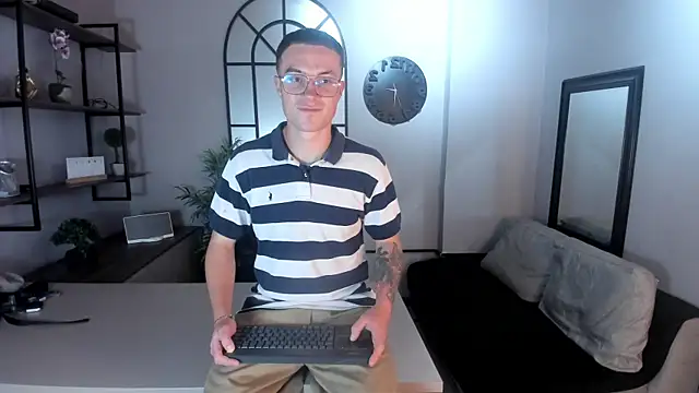 Snapshot of Lil_James chatting on November 20, 8:41 pm Lil James online show from November 20, 8:41 pm