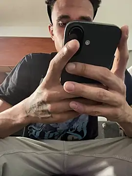 Snapshot of Mrmakeherwet_Tez chatting on May 12, 9:34 pm Mrmakeherwet Tez online show from May 12, 9:34 pm