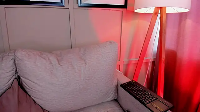 Snapshot of riley__reid chatting on December 17, 8:26 pm riley reid online show from December 17, 8:26 pm