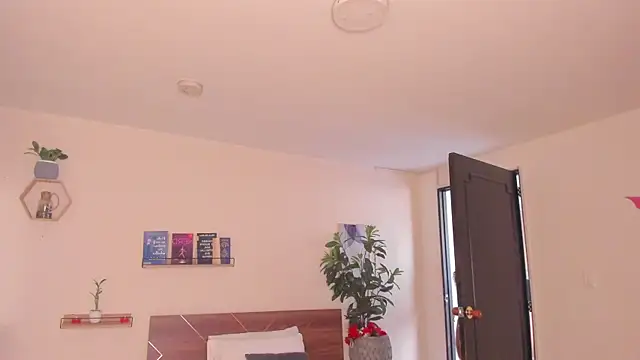 YariRose online show from February 20, 1:44 pm