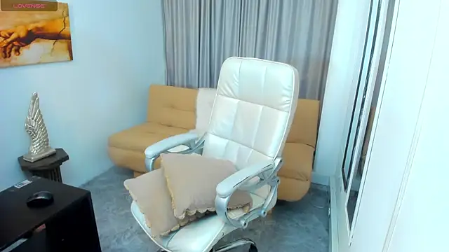 Claire Aristizabal  online show from October 23, 7:45 pm