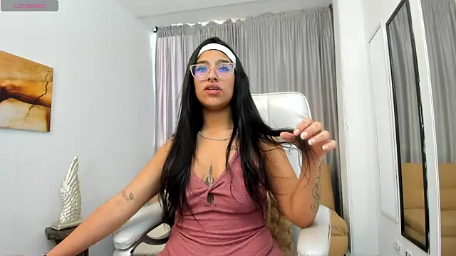 Claire Aristizabal  online show from October 29, 7:37 pm