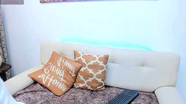 Claire Aristizabal  online show from November 6, 8:10 pm