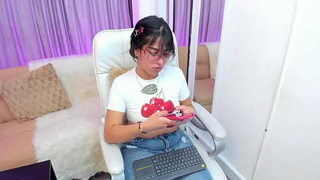 Claire Aristizabal  online show from November 14, 8:07 pm