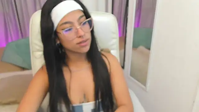 Claire Aristizabal  online show from November 19, 8:42 pm