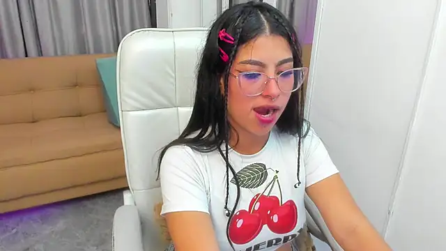 Claire Aristizabal  online show from December 2, 8:04 pm