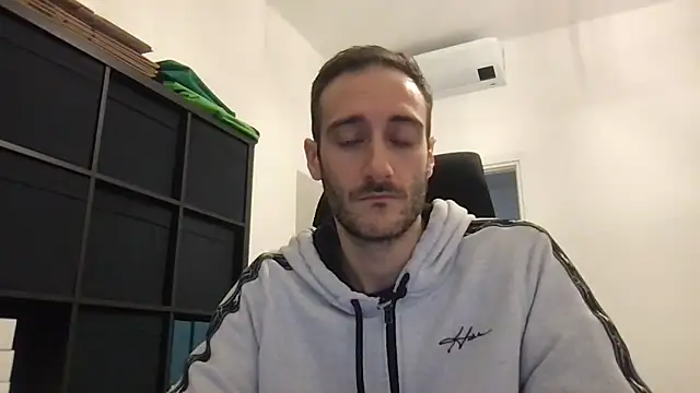 Snapshot of LukaShyGuy chatting on November 26, 9:05 pm LukaShyGuy online show from November 26, 9:05 pm