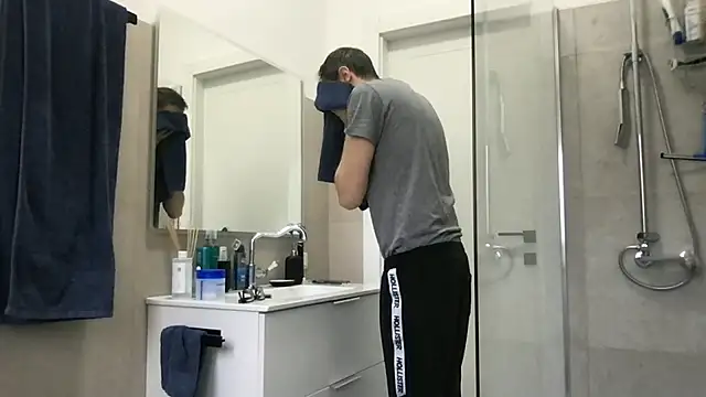 Snapshot of LukaShyGuy chatting on January 6, 7:34 am LukaShyGuy online show from January 6, 7:34 am