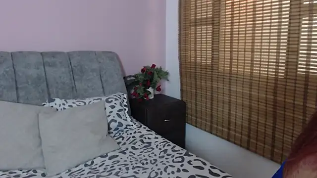Snapshot of Samantha__Benet chatting on June 19, 4:06 am Samantha Benet online show from June 19, 4:06 am