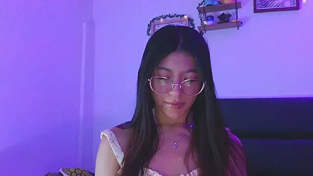 Snapshot of LissyM chatting on December 19, 9:22 pm LissyM online show from December 19, 9:22 pm