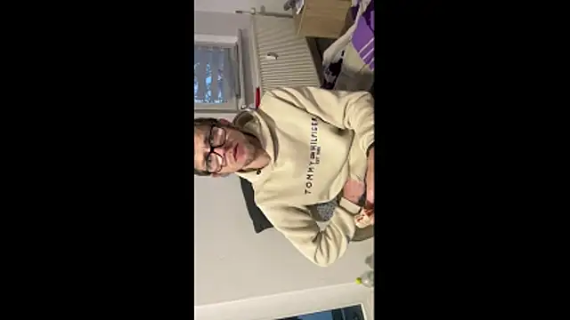 StephPra94 online show from May 9, 10:04 pm