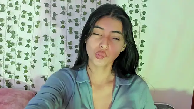 Snapshot of miadaviesx chatting on December 21, 8:27 pm miadaviesx online show from December 21, 8:27 pm