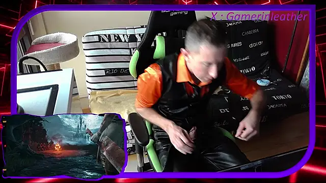 Snapshot of Gamerinleather chatting on November 15, 10:56 am Gamerinleather online show from November 15, 10:56 am
