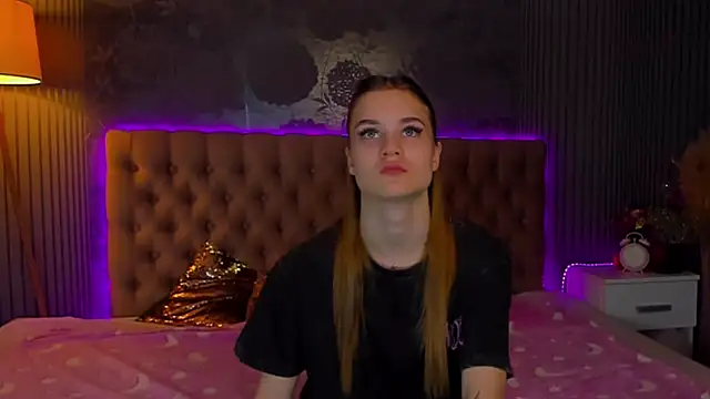 Snapshot of LuisaClover chatting on November 19, 1:22 pm LuisaClover online show from November 19, 1:22 pm