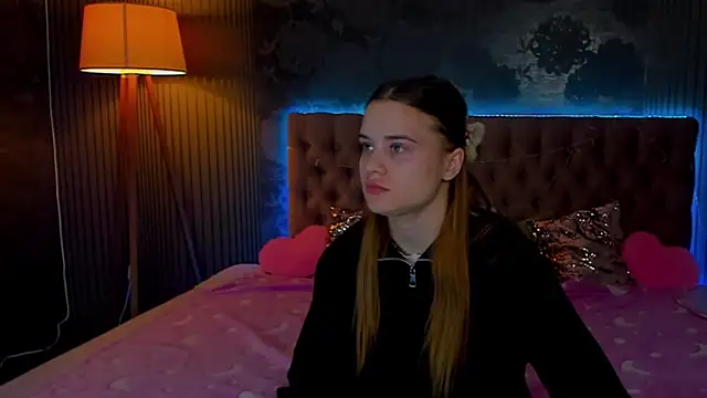 Snapshot of LuisaClover chatting on November 28, 1:25 pm LuisaClover online show from November 28, 1:25 pm