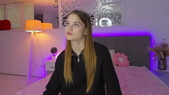 Snapshot of LuisaClover chatting on December 2, 1:17 pm LuisaClover online show from December 2, 1:17 pm