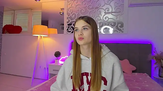 Snapshot of LuisaClover chatting on December 3, 1:20 pm LuisaClover online show from December 3, 1:20 pm