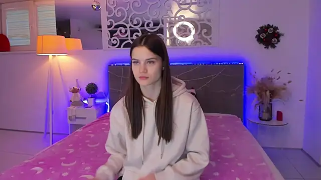 Snapshot of LuisaClover chatting on December 19, 1:07 pm LuisaClover online show from December 19, 1:07 pm