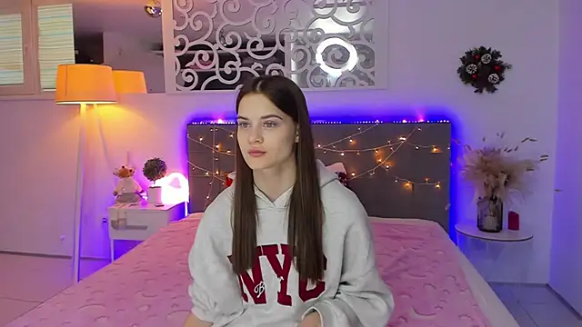 Snapshot of LuisaClover chatting on December 22, 1:08 pm LuisaClover online show from December 22, 1:08 pm