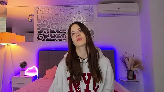 Snapshot of LuisaClover chatting on February 7, 1:15 pm LuisaClover online show from February 7, 1:15 pm