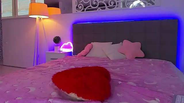 Snapshot of LuisaClover chatting on February 9, 2:21 pm LuisaClover online show from February 9, 2:21 pm