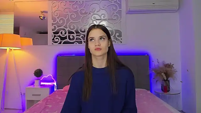 Snapshot of LuisaClover chatting on February 15, 1:20 pm LuisaClover online show from February 15, 1:20 pm