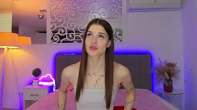 Snapshot of LuisaClover chatting on February 16, 1:29 pm LuisaClover online show from February 16, 1:29 pm