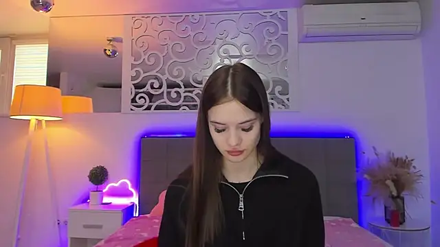 Snapshot of LuisaClover chatting on February 17, 1:18 pm LuisaClover online show from February 17, 1:18 pm