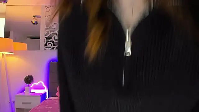 Snapshot of LuisaClover chatting on February 19, 1:18 pm LuisaClover online show from February 19, 1:18 pm