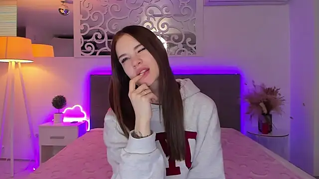 Snapshot of LuisaClover chatting on February 20, 1:22 pm LuisaClover online show from February 20, 1:22 pm