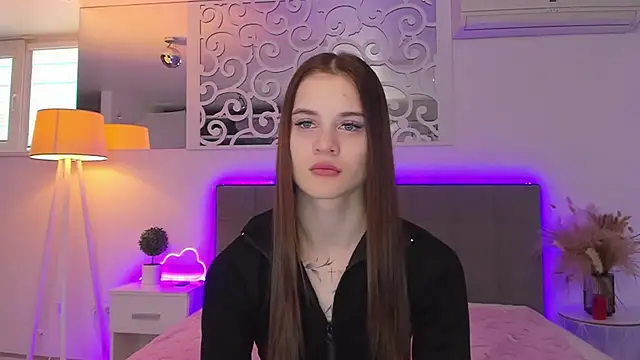 Snapshot of LuisaClover chatting on February 21, 1:34 pm LuisaClover online show from February 21, 1:34 pm