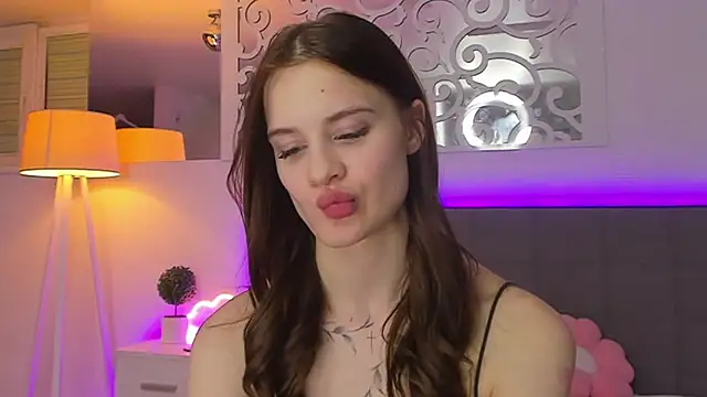 Snapshot of LuisaClover chatting on February 23, 1:47 am LuisaClover online show from February 23, 1:47 am