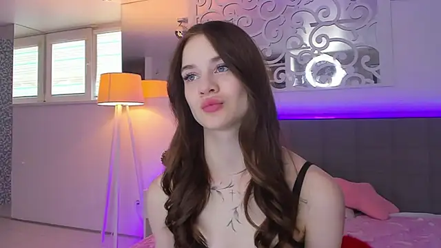 Snapshot of LuisaClover chatting on February 28, 1:23 pm LuisaClover online show from February 28, 1:23 pm