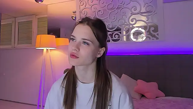 Snapshot of LuisaClover chatting on March 1, 8:00 pm LuisaClover online show from March 1, 8:00 pm