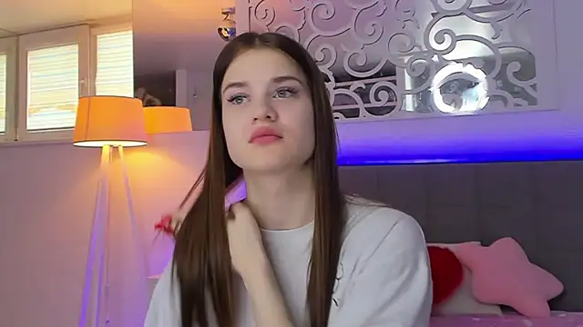 LuisaClover online show from March 6, 1:29 pm