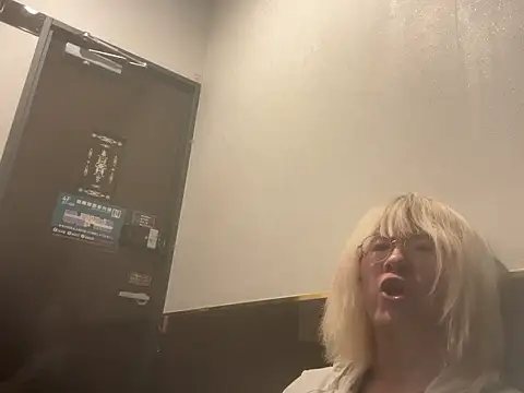 Snapshot of MUIMUICHAN27 chatting on October 22, 2:17 pm MUIMUICHAN27 online show from October 22, 2:17 pm