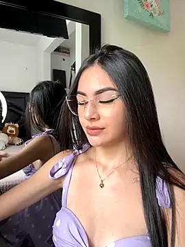 IslaCole online show from November 7, 8:09 pm