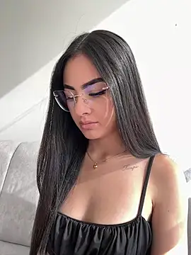 IslaCole online show from April 24, 8:55 pm