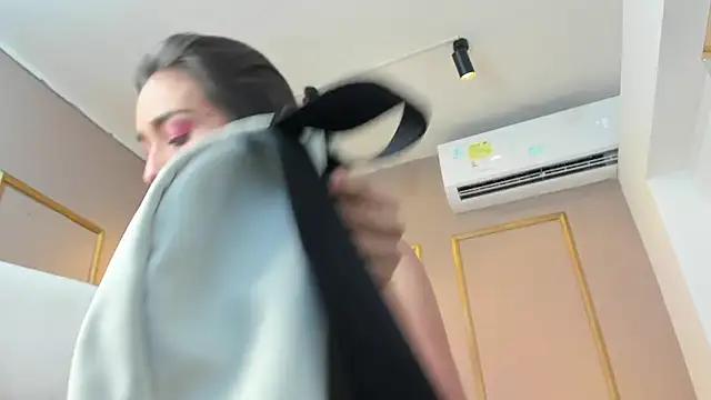 Snapshot of NahimiThompson chatting on November 10, 7:24 pm NahimiThompson online show from November 10, 7:24 pm